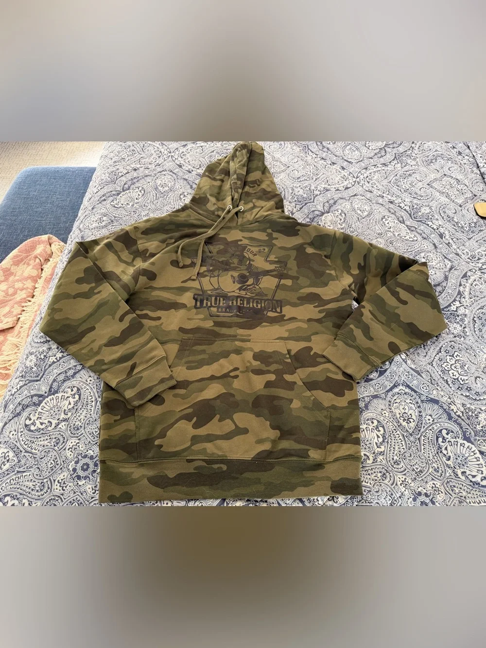 Men’s True Religion Camo pullover Hoodie in size M